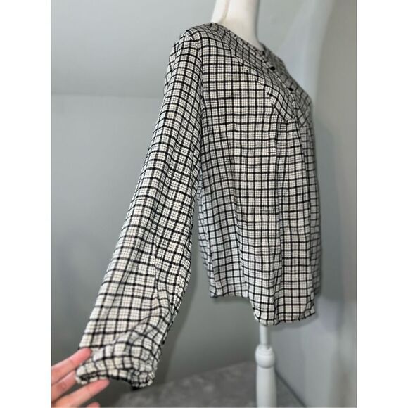 Women’s St. John’s Bay Button Down Blouse Top LARGE - Picture 4 of 8